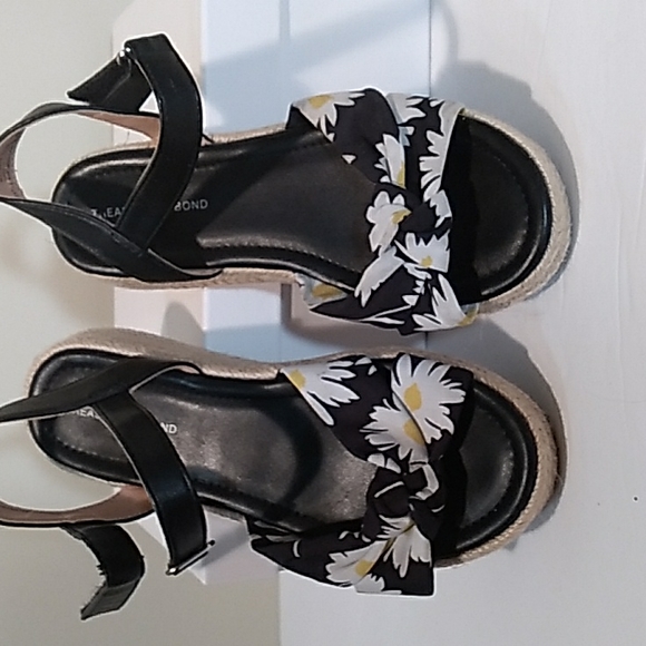 Cute Canvas Daisey Print Shoes with Velcro Close - Picture 7 of 9
